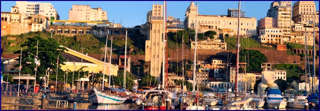 Die Oberstadt (Cidade Alto) und die Unterstadt (Cidade Baxia) von Salvador da Bahia mit dem Aufzug im Hintergrund